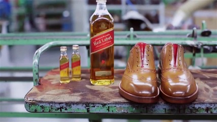 Бутилка в обувка: Johnnie Walker Red Label whisky and Oliver Sweeney Brogue - Стила на детайла