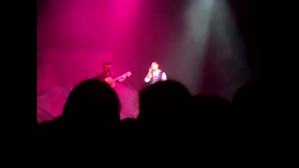 Уилоу Смит пее на концерт на Бийбър .. наживо в Ливърпул - Wanna Do it like me 