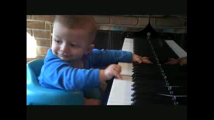 Бебе Свири На Пиано! 