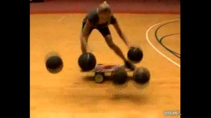 Жонглиране с 6 баскетболни топки върху скейтборд 