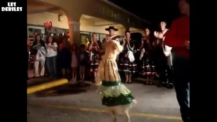 Куче танцува салса 