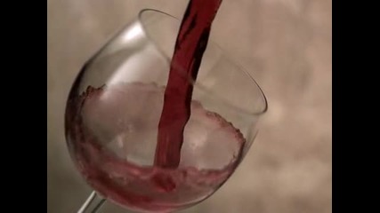 Наливане на вино в чаша. Забавен кадър 