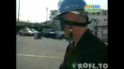 Поредна японска простотия - майстори по търкаляне на варел 
