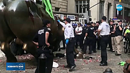 Екоактивисти заляха с червена боя бика пред борсата на "Уолстрийт"