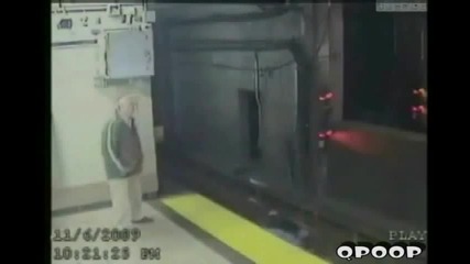 жена почти губи живота си в метрото след падане