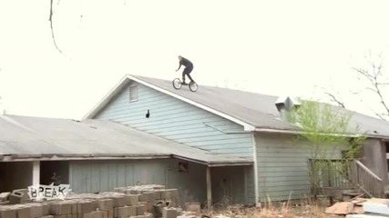 Така става когато караш колело по покрива! Смях!