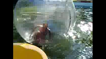 атракция в езерото на св. константин и елена с водна топка