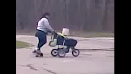 Майка кара ролери и разхожда детето си