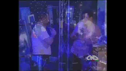 Невероятно човек огъва,  желязо с устата си!