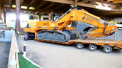 Man 6x6 mit Tieflader beim Transport eines wundersch