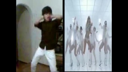 Фен на Агилера танцува на Bad Romance 