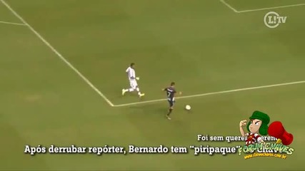 Футболист удря репортер по време на радост!