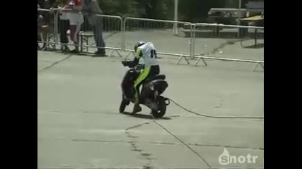 Идиот не може да подкара скутер..падане след падане :d 
