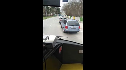 Двупосочна улица в едното платно
