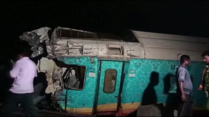 Два влака се сблъскаха в Индия, има 70 загинали и 500 ранени