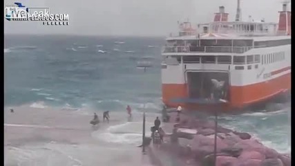 Ферибот изпълнява сложна маневра в бурното море... Респект За Хората със Смели Сърца !!!