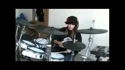 Tom Kaulitz plays the drums