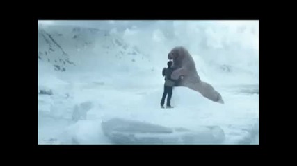 Човек си играе с морж
