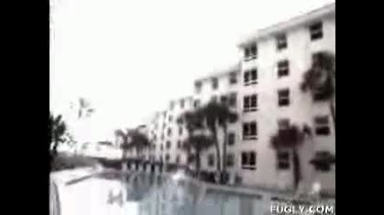 Лудак скача от много високо в басейн