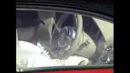 Човек Си Губи Ключа За Bugatti Veyron