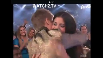 Джелена - целувка Justin Bieber и Selena gomez kissing at the 2011 Billboard