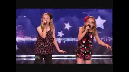 Три момичета пеят невероятно песента на Justin Bieber - Baby