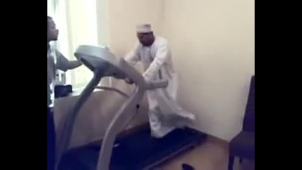 Много смях с един арабин и бягаща пътечка :) )))