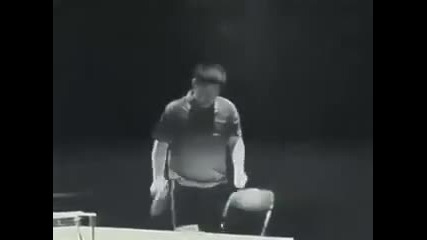 Брус Лий играе тенис на маса с Нунджако
