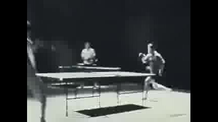 Брус Лий играе тенис на маса с нунджако