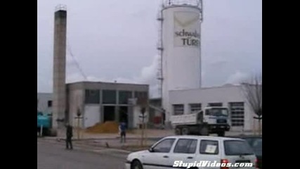 Камион Събаря Бетонна Колона