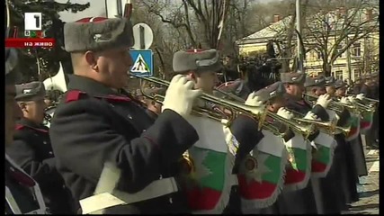 Военен ритуал за издигане на Националния трибагреник - пряко предаване от паметника на Незнайния вои