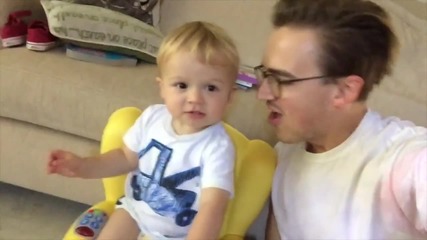 Баща и син пеят песен на Justin Bieber