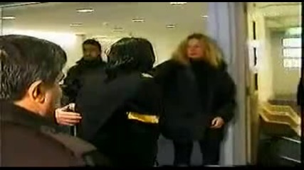 Майкъл Джексън на летище Хийтроу 2003 година 