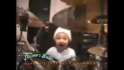 2 - годишно дете свири на барабани 