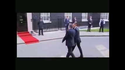 Барак Обама поздравява английски войник 
