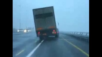 Силен вятър обръща камион в движение