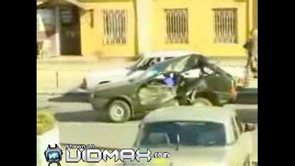 Пич Си Кара По Улицата С Размазана Кола
