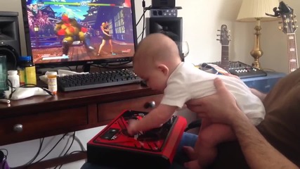 Малко бебче играe на Street Fighter