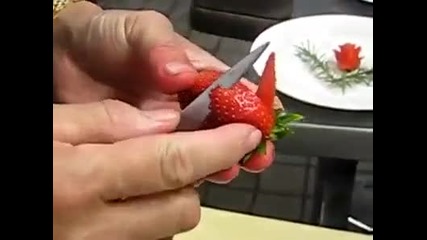 Красива украса с ягоди