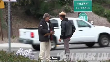 Момче даде 100 долара на бездомник и бе изненадан какво се случи