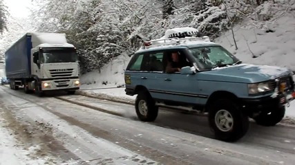Range Rover помага на камион !