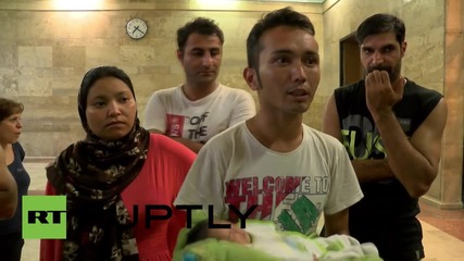 Унгария: Семейство бежанци с новородено бебе бяха свалени от влака за Мюнхен