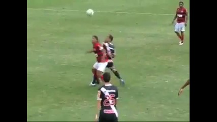 Роналдиньо отнема топката от противник с финт
