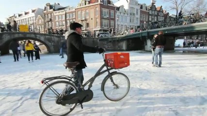 Пързаляне с кънки по каналите в Амстердам