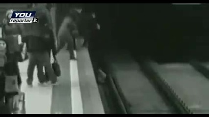 10 - годишно момче пада в метрото докато играе на P S P 