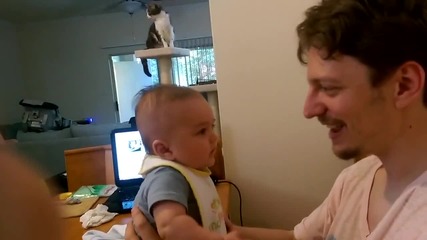 Бебе се обяснява в любов на своя баща
