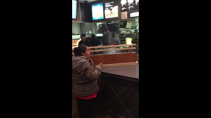 негърски служител на Макдоналдс разрушава ресторантa