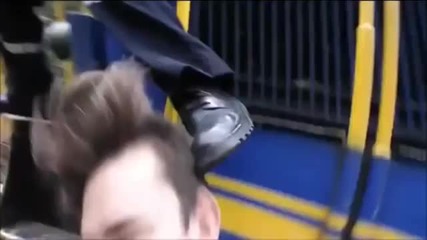 Младеж си прави селфи до влака и получава шут в главата!