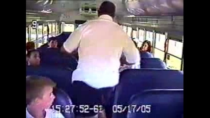 + 16 Ужасяващо !!! Автобусен шофьор бие невинно дете !!! 