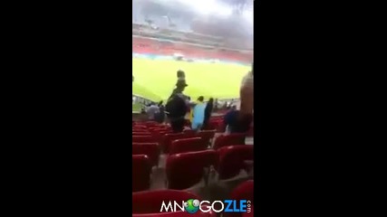 Японските фенове чистят стадиона след мача